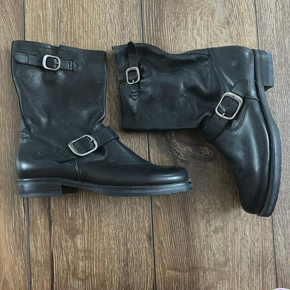 Never Worn Frye’s Women Veronica Short size 8